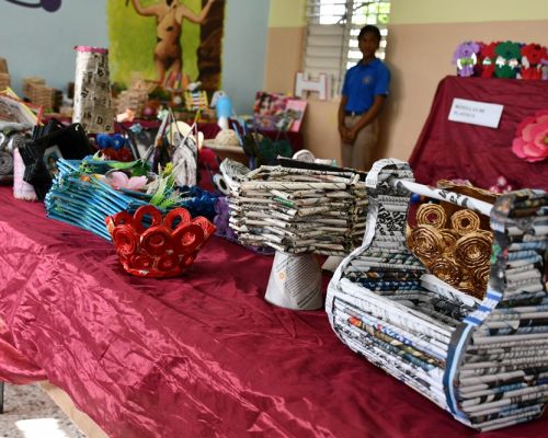 Estudiantes del IPL exhiben más de 800 piezas de material reciclado	