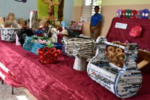 Estudiantes del IPL exhiben más de 800 piezas de material reciclado	